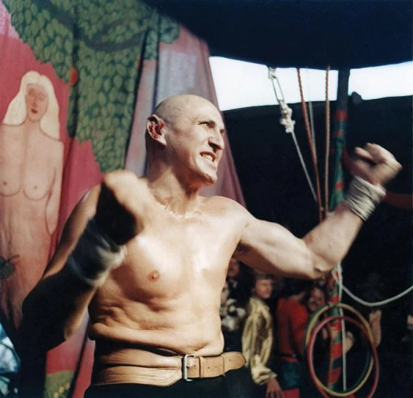 "Aria dla atlety" (1979) - akcja filmu zaczyna się w chwili, gdy Władysław Góralewicz (Krzysztof Majchrzak), były mistrz świata modnych u progu XX wieku zapasów w stylu francuskim i wolnoamerykańskim przekazuje operze swą imponującą kolekcję nagród. Przy tej okazji udziela wywiadu i wspomina własne życie. U schyłku XIX wieku jako młody galicyjski wieśniak zaczyna występować w budach jarmarcznych oraz podrzędnych cyrkach. Jego niesamowita siła i zaskakująca elegancja walki sprawia, że pnie się coraz wyżej po szczeblach zapaśniczej hierarchii.