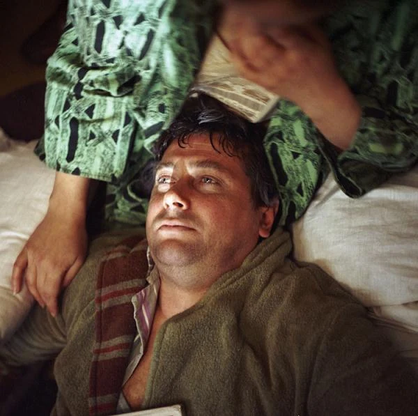 "Wahadełko" (1981) - tytuł filmu to w żargonie lekarskim nazwa epilepsji. Jej atak można bowiem wywołać, wprawiając w wahadłowy ruch jakiś przedmiot przed oczami chorego. Główny bohater, trzydziestokilkuletni Michał (Janusz Gajos), większość czasu spędza w łóżku. Cierpi na padaczkę, depresję oraz inne schorzenia. I on także ma swoje prywatne "wahadełko"...