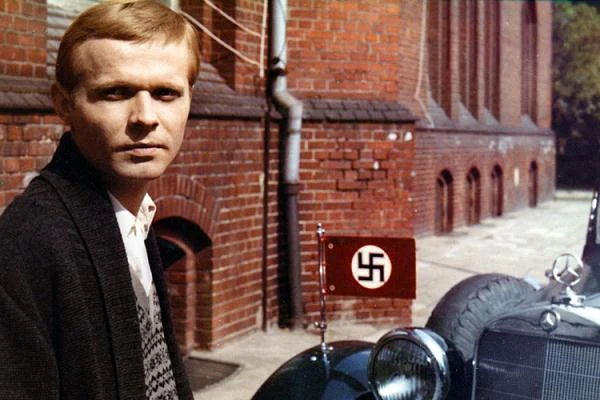 "Limuzyna Daimler Benz" (1981) - Poznań maj 1939 roku. Dwaj bracia, Andrzej i Michał, korzystając z nieuwagi portiera, porywają limuzynę zaparkowaną przed niemieckim konsulatem. Zostają zatrzymani przez policję i wyrzuceni z gimnazjum, do którego uczęszczają. Jednak ambasada niemiecka bagatelizuje sprawę i wkrótce chłopcy wracają do szkoły odmienieni wewnętrznie. Michał rozpoczyna pisanie powieści, w której chce opisać swoje przeżycia dotyczące owego incydentu. Z niepokojem obserwuje również zmianę postawy brata, który zostaje przewodniczącym szkolnego koła Ligi Narodów. W przeddzień wybuchu II wojny światowej Andrzej bierze udział w antypolskiej prowokacji i strzałem z pistoletu zabija konsula...