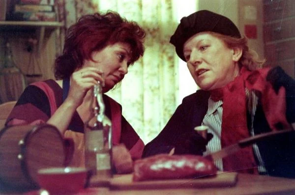 "Engagement" (1984) - do eleganckiej willi przybywa starsza pani mająca podjąć pracę gosposi. Wita ją kobieta podająca się za gosposię dochodzącą. Wprowadza ją w zwyczaje domu, a w zamian dowiaduje się, jaki jest życiorys nowej gosposi - między innymi tego, że porwała ona kiedyś dziecko swojej poprzedniej chlebodawczyni. Kobiety opowiadają sobie o swoim trudnym życiu, ujawniają swoje kompleksy i obsesje. Atmosfera stopniowo zagęszcza się, prowadząc do nieoczekiwanego finału.