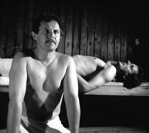 "Sauna" (1992) - film dzieje się w fińskiej saunie, w Helsinkach, w hotelu Ministerstwa Edukacji. Akcja obejmuje całe dziesięciolecie 1980-1990, kiedy to przez Europę przetaczają się wydarzenia, których konsekwencją było zniknięcie bloku socjalistycznego na wschód od Łaby. Bohaterami filmu są naukowcy, inżynierowie, artyści, którzy pojawiają się co roku w Helsinkach jako wykładowcy i stypendyści, i którzy w przeznaczonym na to czasie spotykają się w saunie, w dniach dla mężczyzn celem relaksu.