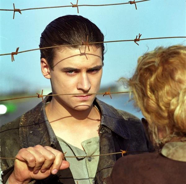 "Przedwiośnie" (2001) - ekranizacja ostatniej powieści Stefana Żeromskiego. Historia Cezarego Baryki, który ucieka z ogarniętego rewolucją Baku i wraz z ojcem wraca do niepodległej Polski, gdzie jest świadkiem przemian politycznych i społecznych oraz narodzin nowego państwa.