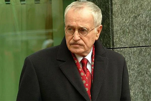 "Fundacja" (2006) - bohaterem filmu jest wyrafinowany oszust, który po kilku latach "pracy" w USA wraca do Polski i postanawia zrobić przekręt życia. Wie, że niebawem nastąpi nowelizacja ustawy o ruchu drogowym i zaostrzenie kar za wypadki spowodowane po pijanemu. Sąd będzie zasądzał nawiązki na rzecz poszkodowanych w wypadkach dzieci i przekazywał je wyspecjalizowanym fundacjom. Bohater postanawia powołać do życia taką właśnie instytucję.