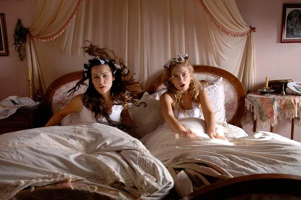 "Śluby panieńskie" (2010) - ekranizacja dramatu Aleksandra Fredry. Albin (Borys Szyc) i Gustaw (Maciej Stuhr) to niegrzeczni szlachcice, którzy próbują za wszelką cenę uwieść spiskujące przeciw mężczyznom panny - Anielę (Anna Cieślak) i Klarę (Marta Żmuda Trzebiatowska). Jednak tym razem poszukiwacze mocnych miłosnych wrażeń i słabych kobiecych punktów trafiają na ekstremalnie trudne przeciwniczki. Piękne dziewczyny zrobią wszystko, żeby pokrzyżować plany nałogowych podrywaczy i spektakularnie utrzeć im nosa. Wybucha wielka wojna męsko-damska, w której intryga goni intrygę, seryjnie łamane są serca, a każdy chwyt jest dozwolony. Tylko rozważny, choć romantyczny twardziel Radost (Robert Więckiewicz) może zatrzymać lawinę zabawnych nieporozumień i doprowadzić aferę do szczęśliwego końca.