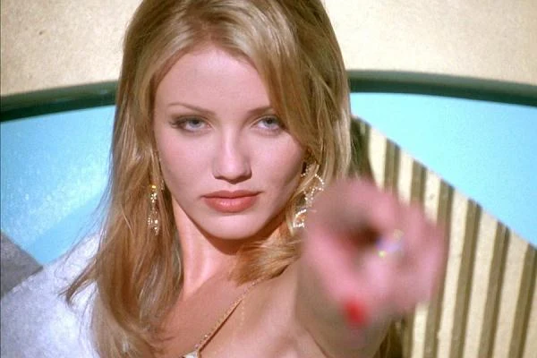 W wieku 21 lat, nie mając żadnego doświadczenia aktorskiego i bazując wyłącznie na rekomendacji swojej agencji, wzięła udział w castingu do filmu "Maska". Wygrała go (dopiero wówczas zapisała się na profesjonalne warsztaty aktorskie), dzięki czemu wystąpiła u boku Jima Carreya w jednym z najbardziej dochodowych obrazów 1994 roku. Za sprawą roli Tiny Carlyle z dnia na dzień stała się sławna.