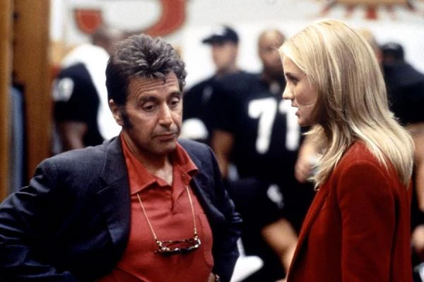 Zupełnie inną niż dotychczas Cameron Diaz oglądaliśmy dopiero za sprawą "Męskiej gry" Olivera Stone'a, w której aktorka wcieliła się w znakomicie zdającą sobie sprawę z okrutnych reguł rządzących światem sportu współwłaścicielką klubu futbolowego, Christinę Pagniacci.