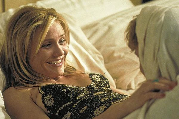 Swoistym powrotem do ról z początku kariery była kreacja Christiny Walters w komedii "Ostrożnie z dziewczynami".