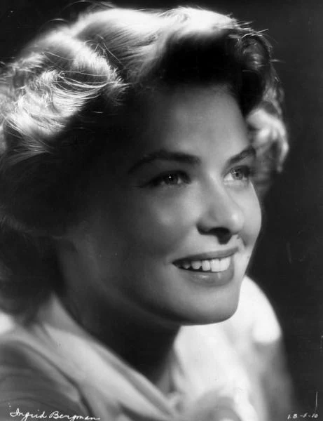 Ingrid Bergman, przyszła wielka gwiazda kina, urodziła się 29 sierpnia 1915 r. w Sztokholmie. Jako dziecko straciła oboje rodziców, wychowywał ją wujek. W swoim pierwszym filmie w Szwecji zagrała jako 17-latka. Już po siedmiu latach, na przełomie lat 30. i 40., rozpoczęła się jej światowa kariera - od współpracy ze słynnym amerykańskim producentem Davidem O. Selznickiem, odpowiedzialnym m.in. za produkcję "Przeminęło z wiatrem" Victora Fleminga - fot. Hulton Archive
