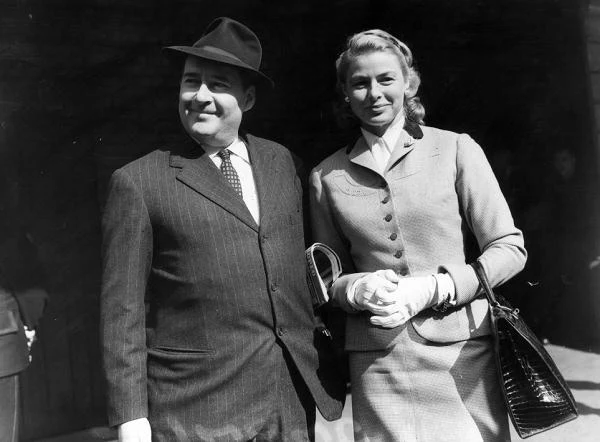 W 1949 r., podczas prac nad filmem "Stromboli, ziemia Boga", Bergman poznała włoskiego reżysera Roberto Rosselliniego. Rozwiodła się dla niego, po 13 latach małżeństwa, ze swoim szwedzkim mężem, dentystą Petterem Lindstromem. Dla Włocha, z którym ślub wzięła w roku 1950, zostawiła nie tylko Lindstroma, ale także ich córkę Pię. Prasa uznała to za obyczajowy skandal - fot. Central Press