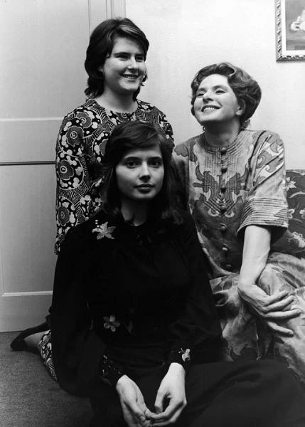 Bergman była żoną Rosselliniego do 1957 r. Urodziła mu troje dzieci: syna Roberto Ingmara oraz dwie córki, bliźniaczki Isabellę i Isottę, z których jedna została później znaną aktorką i modelką. Bergman wystąpiła w kilku filmach Rosselliniego. Oprócz "Stromboli, ziemi Boga", były to m.in. "Europa '51" (1952) i "Podróż do Włoch" (1954) - fot. Express Newspapers
