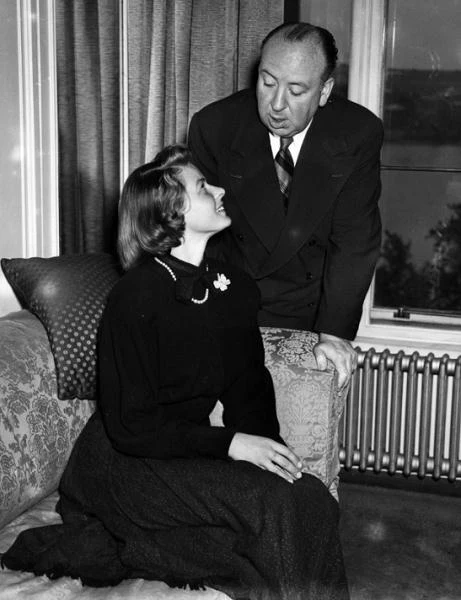 Innym reżyserem, który stał się częścią jej życia prywatnego był Alfred Hitchcock. Bergman grała u niego (m.in. w "Urzeczonej" i "Osławionej"), a także przyjaźniła się z nim. Według znajomych aktorki z artystycznego środowiska, brytyjski mistrz suspensu podkochiwał się w Bergman. "Często zapraszał ją i jej męża na kolacje w swoim domu. Ona zdawała się nie dostrzegać adoracji" - opisuje ich relację amerykański portal filmowy IMDb. Romans Bergman z fotografem wojennym Robertem Capą stał się inspiracją dla scenariusza filmu Hitchcocka "Okno na podwórze" (1954) - fot. Central Press