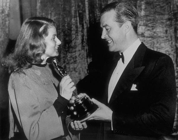 Ingrid Bergman otrzymała trzy Oscary - za główne role w thrillerze "Gasnący płomień" George'a Cukora (1944) i w "Anastazji" Anatole'a Litvaka (1956) oraz drugoplanową rolę w "Morderstwie w Orient Ekspresie" Sidneya Lumeta (1974). Była ponadto czterokrotnie nominowana do złotej statuetki, za role w: "Komu bije dzwon" Sama Wooda (1943), "Dzwonach Najświętszej Marii Panny" Leo McCareya (1945), "Joannie d'Arc" Victora Fleminga (1948) i "Jesiennej sonacie" Ingmara Bergmana (1978) - fot. Keystone