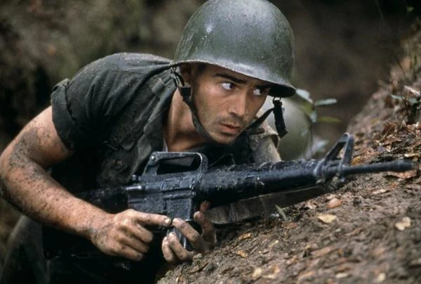 Jeden z pierwszych występów aktora na dużym ekranie i od razu spory sukces (nagroda od Bostońskiego Stowarzyszenia Krytyków Filmowych). W rozgrywającej się w latach 70. "Krainie Tygrysów" (2000) Joela Schumachera Farrell zagrał jednego z  rekrutów, którzy trafiają na szkolenie tuż przed podróżą do Wietnamu.