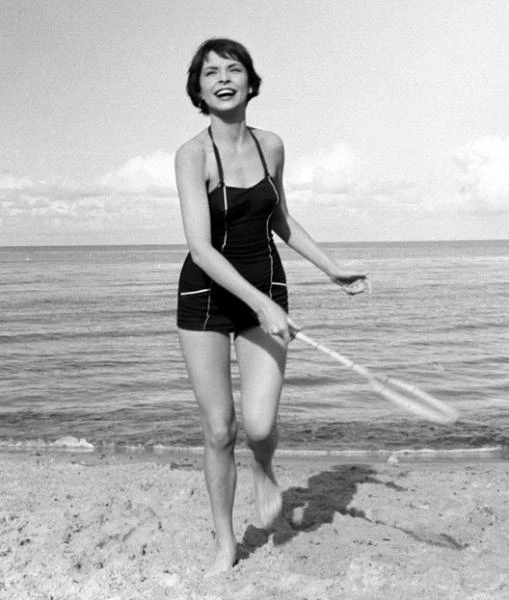 "Dziewczyna nieprzeciętnej urody, bajecznie zbudowana, o nogach długich jak samej Marleny Dietrich. Do tego bajeczna cera, wspaniałe ciemne oczy i uśmiech, który zjednywał rzesze wielbicieli" - charakterystyka Teresy Tuszyńskiej pióra Wiesławy Czapińskiej jest wymowna. Kiedy w 1963 roku zdjęcie aktorki trafia na okładkę amerykańskiego magazynu "Show", towarzyszy mu podpis: "Teresa Tuszyńska, lat 21 - najbardziej zachodnia i najbardziej utalentowana z polskich gwiazd filmowych". "Dziewczyna nieprzeciętnej urody, bajecznie zbudowana, o nogach długich jak samej Marleny Dietrich. Do tego bajeczna cera, wspaniałe ciemne oczy i uśmiech, który zjednywał rzesze wielbicieli" - charakterystyka Teresy Tuszyńskiej pióra Wiesławy Czapińskiej jest wymowna. Kiedy w 1963 roku zdjęcie aktorki trafia na okładkę amerykańskiego magazynu "Show", towarzyszy mu podpis: "Teresa Tuszyńska, lat 21 - najbardziej zachodnia i najbardziej utalentowana z polskich gwiazd filmowych".