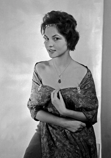 Jej odkrywcą był bowiem fotograf "Expressu Wieczornego" Andrzej Wiernicki, który zachwycił się nieznajomą dziewczyną podczas karnawałowego balu w warszawskim klubie Stodoła w 1958. Tuszyńska była stałą bywalczynią potańcówek w tym modnym w artystycznych kręgach lokalu, zdobywają nawet tytuł "Miss Stodoły". "Rażony jak piorunem" Wiernicki proponuje dziewczynie sesję zdjęciową - wykonane w swym atelier zdjęcia zanosi do magazynu "Kobieta i Życie", którego jest współpracownikiem. Efekt? Tuszyńska trafia na okładkę wielkanocnego numeru! Jej odkrywcą był bowiem fotograf "Expressu Wieczornego" Andrzej Wiernicki, który zachwycił się nieznajomą dziewczyną podczas karnawałowego balu w warszawskim klubie Stodoła w 1958. Tuszyńska była stałą bywalczynią potańcówek w tym modnym w artystycznych kręgach lokalu, zdobywają nawet tytuł "Miss Stodoły". "Rażony jak piorunem" Wiernicki proponuje dziewczynie sesję zdjęciową - wykonane w swym atelier zdjęcia zanosi do magazynu "Kobieta i Życie", którego jest współpracownikiem. Efekt? Tuszyńska trafia na okładkę wielkanocnego numeru!