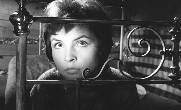 Za rolę w "Białym niedźwiedziu" młoda aktorka chwalona była za ekranowy czar. "Ona, jak wszyscy zgodnie podkreślali, czaruje na ekranie. No po prostu daje radę. Są tam długie sceny z monologiem partnera - ona musi słuchać i emocje przekazywać twarzą. Gra mimiką, spojrzeniem, uśmiechem. Potrafiła partnerować Holoubkowi (...) Sprawdziła się" - przypominał w prasowym artykule Marcin Kowalski. Za rolę w "Białym niedźwiedziu" młoda aktorka chwalona była za ekranowy czar. "Ona, jak wszyscy zgodnie podkreślali, czaruje na ekranie. No po prostu daje radę. Są tam długie sceny z monologiem partnera - ona musi słuchać i emocje przekazywać twarzą. Gra mimiką, spojrzeniem, uśmiechem. Potrafiła partnerować Holoubkowi (...) Sprawdziła się" - przypominał w prasowym artykule Marcin Kowalski.