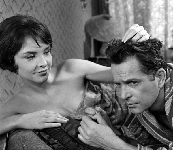 "Wbrew pozorom ten debiut filmowy bardzo Tuszyńską skrzywdził. Przez kilka miesięcy realizacji filmu wszyscy traktowali ją jak gwiazdę. Tymczasem jej honorarium za rolę wynosiło tysiąc trzysta złotych! Kierownictwo uznało, że ma do czynienia z niezawodową aktorką, więc rozliczono ją jak statystkę!!! Potem po filmie, który przyniósł jej ogromną popularność, Tuszyńska musiała wrócić do szarej rzeczywistości, w której nie za bardzo potrafiła się odnaleźć" - opowiedział operator Jan Laskowski. "Wbrew pozorom ten debiut filmowy bardzo Tuszyńską skrzywdził. Przez kilka miesięcy realizacji filmu wszyscy traktowali ją jak gwiazdę. Tymczasem jej honorarium za rolę wynosiło tysiąc trzysta złotych! Kierownictwo uznało, że ma do czynienia z niezawodową aktorką, więc rozliczono ją jak statystkę!!! Potem po filmie, który przyniósł jej ogromną popularność, Tuszyńska musiała wrócić do szarej rzeczywistości, w której nie za bardzo potrafiła się odnaleźć" - opowiedział operator Jan Laskowski.