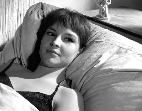 W 1962 roku Tuszyńska wychodzi za mąż za grafika z hrabiowskim tytułem - Jana Rafała Floriana Zamoyskiego herbu Jelita. Małżeństwo przetrwało rok. "Ich historia ma związek z filmem 'Rozwodów nie będzie'. Wiem o niej niewiele: ot, pobrali się szybko, rozeszli też. Wszystko to prawdopodobnie stało się potem kanwą jednej z nowel filmowych w zborze 'Rozwodów..." - opowiada filmoznawca Krzysztof Trojanowski, który przygotowuje książkę o Tuszyńskiej. Domyśla się on, że autor scenariusza i reżyser - Jerzy Stefan Stawiński - inspirował się Tuszyńską pisząc historie o dziewczynie, która poznaje na prywatne chłopaka i na drugi dzień, dla zgrywy, pobierają się. W 1962 roku Tuszyńska wychodzi za mąż za grafika z hrabiowskim tytułem - Jana Rafała Floriana Zamoyskiego herbu Jelita. Małżeństwo przetrwało rok. "Ich historia ma związek z filmem 'Rozwodów nie będzie'. Wiem o niej niewiele: ot, pobrali się szybko, rozeszli też. Wszystko to prawdopodobnie stało się potem kanwą jednej z nowel filmowych w zborze 'Rozwodów..." - opowiada filmoznawca Krzysztof Trojanowski, który przygotowuje książkę o Tuszyńskiej. Domyśla się on, że autor scenariusza i reżyser - Jerzy Stefan Stawiński - inspirował się Tuszyńską pisząc historie o dziewczynie, która poznaje na prywatne chłopaka i na drugi dzień, dla zgrywy, pobierają się.