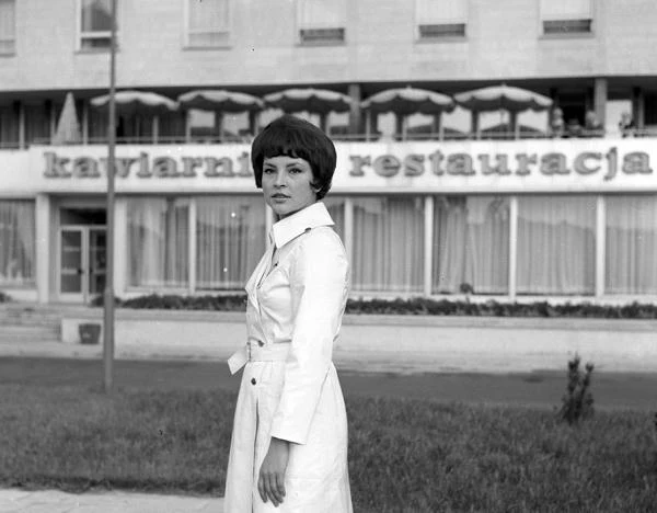 Po 1967 roku Tuszyńska wystąpiła jeszcze w dwóch filmach - czeskich "Praskich nocach", gdzie zagrała w jedynej w karierze scenie erotycznej oraz w filmie "Kto wierzy w bociany" (1970), w którym wcieliła się w matkę nastoletniego buntownika [na zdjęciu]. "Przekrój" napisał, że jak Tuszyńska gra matkę nastolatka, to "świat się kończy". "Trudno było zaakceptować takie widzenie Teresy Tuszyńskiej. Ona sama także nie chciała niszczyć wizerunku, jaki zostawiła. Zniknęła" - dodał Maciej Maniewski w artykule na łamach "Filmu".