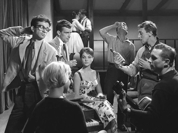 "Do widzenia, do jutra..." (1960) - debiut reżyserski Janusza Morgensterna. Tło wydarzeń, o których opowiada film, stanowią autentyczne wątki z życiorysu Zbyszka Cybulskiego, współzałożyciela, reżysera i aktora gdańskiego kabaretu studenckiego Bim-Bom. Autentyczna jest także postać Marguerite, córki francuskiego konsula, spędzającej w Polsce jedynie wakacje i święta. W prostą, romantyczną przygodę, autorzy filmu wpletli sceny realizowane w prawdziwych gdańskich piwnicach studenckich, próbując w ten sposób utrwalić niepowtarzalne zjawisko, jakimi były kabarety w drugiej połowie lat 50. Pragnęli oddać ich nastrój, urodę i przesłanie, a tym samym wyrazić stan ducha, tęsknoty ówczesnej młodej inteligencji. Gra Zbyszka Cybulskiego oddaje to wszystko, co ukrywa się w cieniu, poza wypowiadanymi słowami, lecz jest obecne w życiu: niezgoda na nietrwałość uczuć, na świat, w którym nie ma miejsca dla romantyzmu, na szczęście ulotne jak chwila.