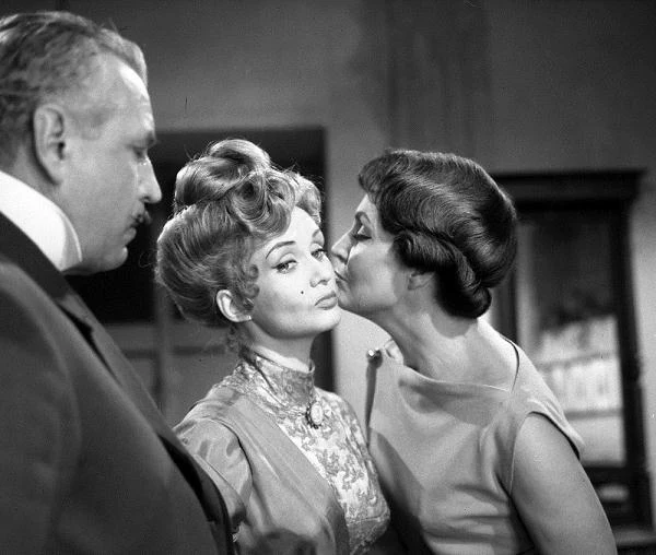 "Jutro premiera" (1962) - dyrektor teatru (Aleksander Bardini) ma kłopoty z wystawieniem nowej sztuki autorstwa młodego dramaturga (Gustaw Holoubek). Gwiazda teatru nie może się zdecydować, którą zagrać rolę, główny amant żąda podwyżki, a dyrektor faworyzuje swą przyjaciółkę (Kalina Jędrusik). Premiera nieuchronnie zmierza ku katastrofie. Na szczęście jest ktoś, kto może uratować spektakl. Tym kimś jest... suflerka! Doskonała komedia ukazująca w krzywym zwierciadle kulisy teatru, słabości aktorów i kaprysy twórców. Humorystyczne sceny, zaskakujące zwroty akcji i mnóstwo dobrej zabawy.