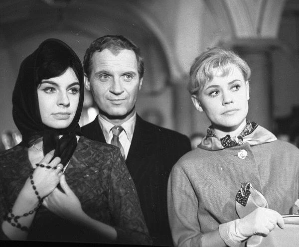 "Dwa żebra Adama" (1963) - inżynier Jan Wiktus (Zygmunt Kęstowicz) wraca z zagranicy do rodzinnego miasteczka, gdzie czeka na niego stęskniona żona Helena (Ewa Wawrzoń). Wkrótce po powrocie, w domu Wiktusów, pojawia się Paola Campobella, kobieta którą Jan poślubił we Włoszech. Od tej pory rodzina inżyniera znajdzie się w centrum zainteresowania i będzie niewyczerpanym źródłem plotek. O ile mieszkanie we trójkę w zgodzie pod jednym dachem, okazuje się dla Wiktusów możliwe, o tyle dla miejscowej ludności ten stan rzeczy jest nie do zniesienia. Główny zainteresowany nie zamierza poddawać się naciskom opinii publicznej. Przecież kocha obie kobiety.
Film stanowi satyryczny i pełen ciepła obraz małomiasteczkowej społeczności.