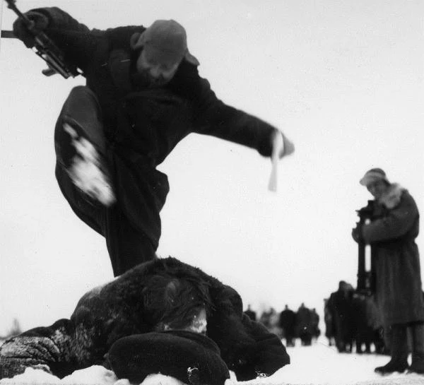 "Życie raz jeszcze" (1964) - fabułę filmu tworzą przeplatające się powojenne losy byłego pilota RAF-u, działaczki Związku Walki Młodych i oddanego komunisty. Tłem dla historii bohaterów, miejscami przebijającym się na pierwszy plan, są wydarzenia polityczne kolejnych okresów odradzającej się Polski. Opowieść o trudnych wyborach, skomplikowanych sytuacjach i o losach zwykłych ludzi, którzy po II wojnie światowej chcieli na nowo rozpocząć normalne życie.
Obraz na podstawie scenariusza Romana Bratnego, który cenzura ukryła przed oczami widzów na przeszło dwadzieścia lat.