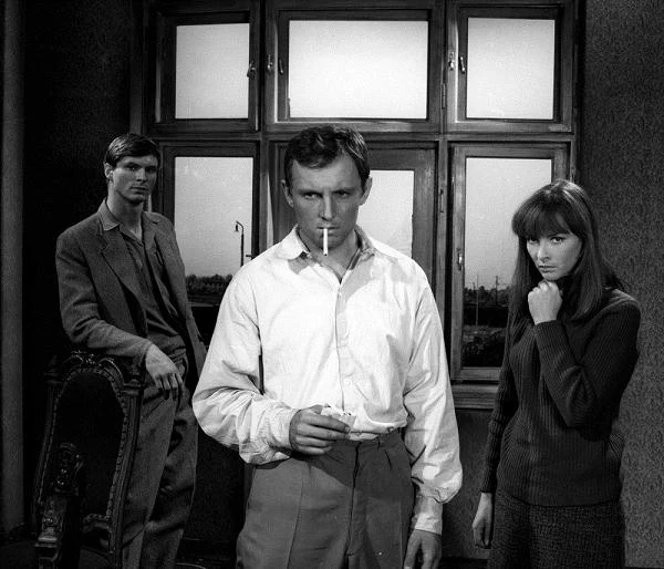 "Potem nastąpi cisza" (1965) - dramat psychologiczny, ukazujący konflikty polityczne roku 1944 - tragiczne konsekwencje nieufności pomiędzy byłymi partyzantami AK i GL, walczącymi w odrodzonym wojsku. W dowodzonym przez majora Świętowca (Tadeusz Łomnicki) oddziale II Armii Wojska Polskiego służą porucznik Kolski (Marek Perepeczko) i podporucznik Olewicz (Daniel Olbrychski). Pierwszy stanie przed sądem za nadużycie władzy, a dziewczyna, którą kocha, nie opowie się po jego stronie. Drugi - młody chłopak z AK - chce walczyć, lecz na skutek donosów zostaje aresztowany. Ucieka z więzienia, wstępuje do wojska w innej miejscowości. Wszyscy trzej spotykają się podczas walk o Drezno.