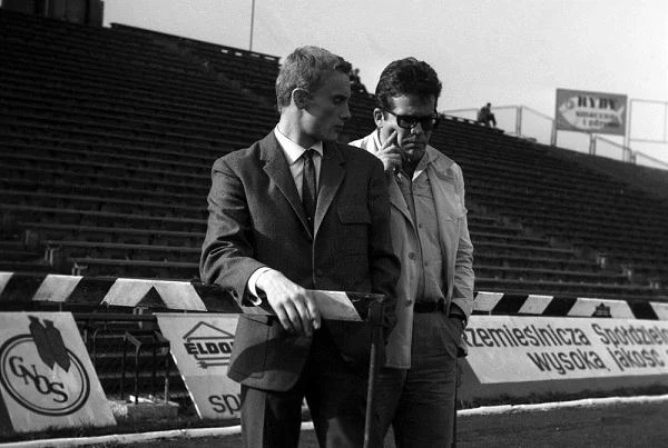 "Jowita" (1967) - dramat psychologiczno-obyczajowy. Na balu przebierańców w krakowskiej Akademii Sztuk Pięknych, utalentowany sportowiec Marek Arens (Daniel Olbrychski) spotyka tajemniczą dziewczynę z zasłoną na twarzy. Umawiają się. Ale przebrana za Turczynkę Jowita nie przychodzi na spotkanie. Marek wypytuje o nią znajomych, ale nikt nie potrafi mu pomóc. Tymczasem chłopak poznaje Agnieszkę - urodziwą, inteligentną i twardo stąpającą po ziemi studentkę ASP. Pomimo rodzącego się między nimi uczucia, Marek nie może zapomnieć o Jowicie. Jednocześnie nie potrafi odciąć się od dawnych romansów, a także powstrzymać przed nowymi "bliższymi znajomościami". Takie postępowanie mija się z wyobrażeniem o idealnej miłości, jednak Arens wydaje się akceptować status quo... Do czasu.