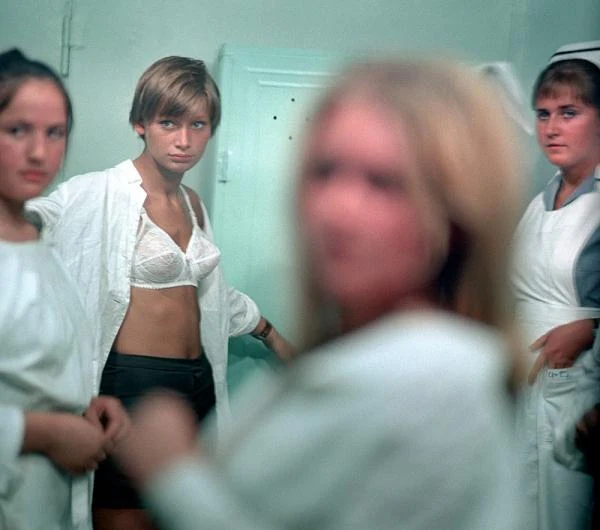 "Trzeba zabić tę miłość" (1972) - Magda (Jadwiga Jankowska-Cieślak) i Andrzej (Andrzej Malec) planują razem zamieszkać. Oboje nie dostali się na studia. Magda chce zebrać brakujące "punkty", podejmując pracę w szpitalu i zdawać na Akademię Medyczną jeszcze raz, a Andrzej stara się o zatrudnienie w warsztacie samochodowym. Ich pensje jednak nie pozwalają na wynajęcie mieszkania. Poszukiwanie środków na wspólne lokum staje się priorytetem. Gdy w końcu udaje im się uzbierać konkretną sumę, wychodzi na jaw w jaki sposób Andrzej zdobył część pieniędzy...
Film przedstawia realia w jakich młodzi ludzie wkraczają w dorosłe życie. Konformizm i podporządkowanie się zastanym regułom świata dorosłych wydają się przepustką do samodzielności. W takiej rzeczywistości nie ma miejsca na niewinność.