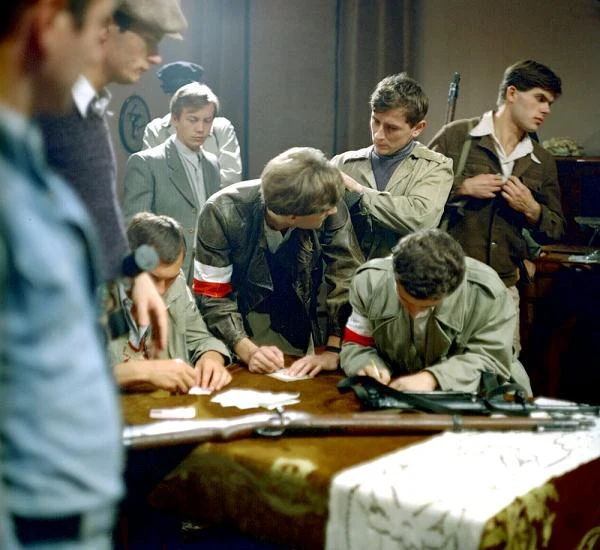 "Godzina W" (1979) - film przedstawia historię jednego dnia 1944 roku, tak pamiętnego dla Warszawy. Niemcy wycofują się już od pewnego czasu, wszyscy oczekują, kiedy nastąpi sygnał wybuchu powstania. 1 sierpnia już przed południem rozpoczyna się w stolicy wielki ruch. Łącznicy przenoszą wiadomość: Godzina "W" o siedemnastej. Następuje koncentracja oddziałów w wyznaczonych uprzednio punktach, przewożenie zgrmadzonej broni. W jednym z takich punktów zbiera się pluton Armii Krajowej pod dowództwem "Czarnego". Mają zaatakować hitlerowskie koszary. Tuż przed siedemnastą dowiadują się, że nie otrzymają przewidywanego wsparcia - drugiego plutonu. W tej sytuacji ryzyko natarcia zostaje zwielokrotnione do granicy zbiorowego samobójstwa. Rozkaz musi być jednak wykonany. Punktualnie o godzinie 17:00 pluton "Czarnego" rozpoczyna misję.