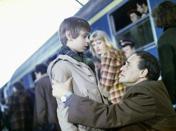 "Mniejsze niebo" (1980) - Artur (Roman Wilhelmi) w wieku 45 lat wyprowadza się z domu. Zostawia porządną pracę w instytucie, rodzinę i przyjaciół. Takie zachowanie wprowadza nie lada zamieszanie w gronie jego bliskich, którzy starają się pomóc. Chociaż Artur zadbał o kwestie finansowe swoje i rodziny, nikomu się nie naprzykrzał i nie wchodził w drogę, jego otoczenie uważa, że potrzebuje opieki. Osobnik mieszkający w dworcowym hotelu i stołujący się w dworcowych barach, potrzebujący oddechu i samotności, stanowi temat wart drążenia zarówno dla psychiatry dr Barcza (Janusz Zaorski), jak i Marka (Jan Englert), dziennikarza o podupadającej pozycji, który dzięki materiałowi o Arturze chce powrócić na szczyt. Postępowanie wykraczające poza przyjęte ramy spotyka się z reakcją obronną społeczeństwa. Gdzie w takim razie jest miejsce na indywidualność?