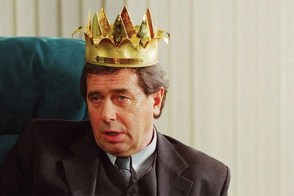 "Żółty szalik" (2000) - bohater filmu (Janusz Gajos) - człowiek sukcesu cierpiący na chorobę alkoholową - chce zmienić swoje burzliwe życie. W przeddzień Wigilii otrzymuje w prezencie od syna tytułowy żółty szalik. Upominek jest rodzajem talizmanu, który mężczyzna co pewien czas otrzymuje od bliskich i za każdym razem go gubi. Kiedy po kolejnym bankiecie wpada w stan deliryczny, jego była żona i sekretarka odwożą go do matki. Ta pomaga mu wytrzeźwieć i urządza święta we dwoje. W prezencie daje synowi żółty szalik. Wierzy, że pomoże mu on zerwać ze zgubnym nałogiem.