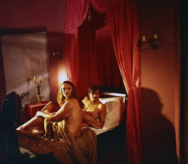 Dziś telewizyjna widownia rozpoznaje ją z ról w popularnych serialach (""Przepis na życie", "Aida", "Krew z krwi"), gdzie najczęściej wciela się w postaci matek głównych bohaterek - jednak obchodząca 60. urodziny Iwona Bielska w latach 80.  grała główne role w kilku pamiętnych filmach. Aktorka ma za sobą również długą karierę na teatralnych scenach całej Polski.