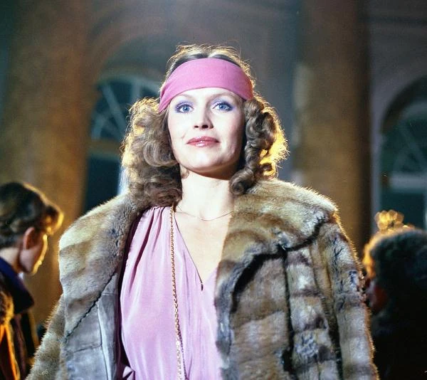 Akcja filmu "Dolina szczęścia" (1983) rozgrywa się w położonym w górach zamku przerobionym na dom wczasowy o wdzięcznej nazwie Dolina Szczęścia, do któego przybywają wczasowicze. Wśród nich znalazła się piękna rozwódka Basia, grana przez Iwonę Bielską.