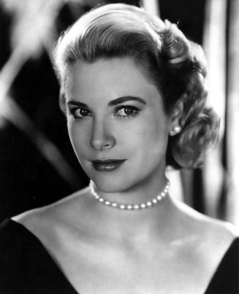 Urodzona w Filadelfii, w zamożnej rodzinie medalisty olimpijskiego w wioślarstwie Johna Brendana Kelly i Margaret Katherine Majer, pomimo sprzeciwu rodziców, krótko po ukończeniu szkoły średniej Kelly przeniosła się do Nowego Jorku, aby rozpocząć karierę aktorską.