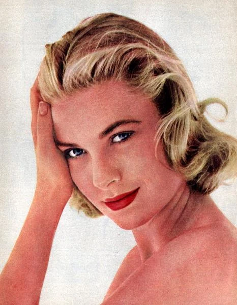 Po serii komplikacji, w tym tak prozaicznej jak brak możliwości wyprasowania ubrania - w dniu spotkania przyszłej pary książęcej we Francji strajkowali dostawcy prądu - Rainier i Grace wreszcie się spotkali. Nie wiadomo, czy to założona przez Kelly czarna suknia, jedyna z przywiezionych do Cannes, która nie wymagała prasowania, czy też urok osobisty aktorki sprawiły, że serce księcia zaczęło bić mocniej.