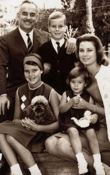 Dziewięć miesięcy po ślubie Grace urodziła pierwsze dziecko księżniczkę Karolinę. Podczas ciąży unikała zdjęć, zakrywała wówczas brzuch słynną torbą Hermesa, nazwaną później na cześć księżnej "Kelly". Jak wspominała w jednym z ostatnich wywiadów, dopiero po narodzinach pierwszego dziecka poczuła, że Monako jest jej domem. W zaledwie rok po urodzeniu córki na świecie pojawił się książę Albert, a kilka lat po nim najmłodsze dziecko pary książęcej- Stefania.