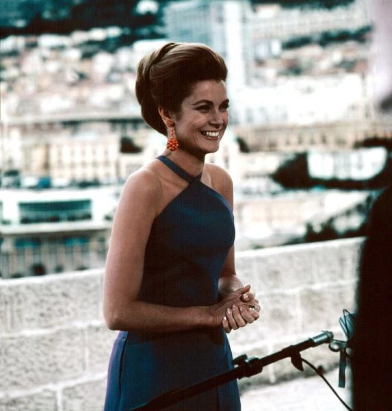 Wychowanie dzieci, spełnianie oficjalnych obowiązków księżnej, poświęcenie się działalności charytatywnej - wszystkie te role Kelly wypełniała z tą samą klasą i kulturą, z jakich słynęła jako aktorka.