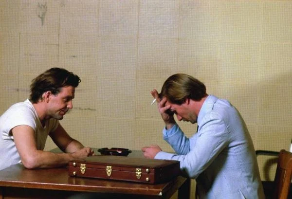 Teddy Lewis w filmie "Żar ciała" (1981, z Williamem Hurtem)