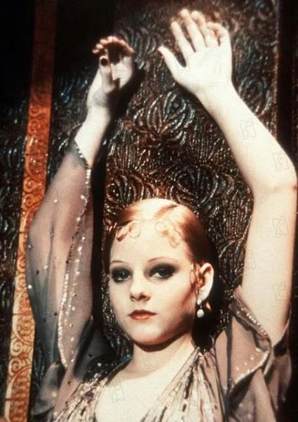 W tym samym 1976 roku Foster zagrała też m.in. w filmie Alana Parkera "Bugsy Malone" (widzowie mogli zapracowaną małolatę oglądać również w obrazach "Zwariowany piątek", "Echa pewnego lata" i "Mała dziewczynka, która mieszka na końcu drogi").