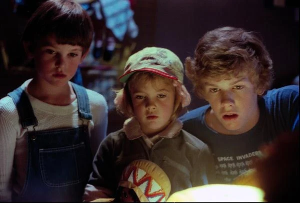 Siedem lata miała Drew Barrymore, gdy zagrała Gertie w legendarnym "E.T." Stevena Spielberga. Co ciekawe nie byl to jej debiut, bo ten miał miejsce... cztery lata wcześniej w "Suddenly, Love".