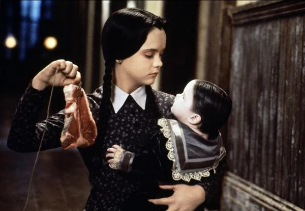 ... a swoją przygodę z kinem kontynuowała rolą Wednesday w serii "Rodzina Addamsów".
