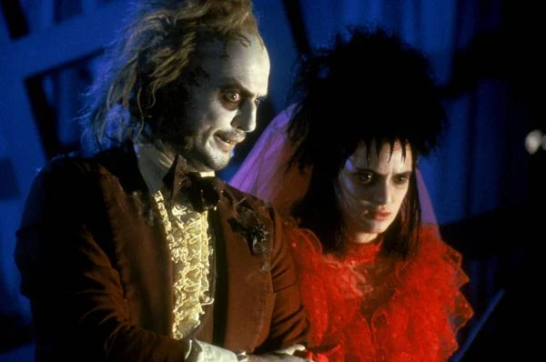 We wspomnianych "Syrenach" w siostrę Ricci wcieliła się (i została nagrodzona nominacją do Złotego Globu) Winona Ryder, która sama jedne z pierwszych aktorskich kroków stawiała zaledwie dwa lata wcześniej przed kamerą Tima Burtona w "Soku z żuka", gdzie zagrała Lydię Deetz.