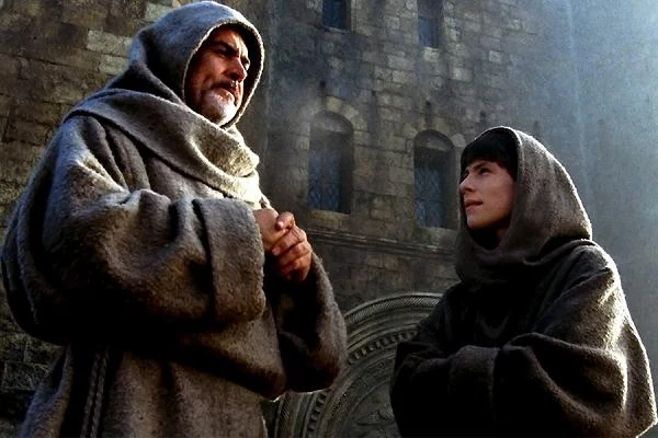 Kreacja Adso z Melku w ekranizacji powieści Umberto Eco "Imię róży" była dla 17-letniego wówczas Christiana Slatera jedną z pierwszych. Ekranową dojrzałością dorównał jednak wówczas samemu Seanowi Connery'emu.