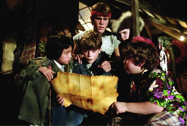 W słynnych "Goonies" Richarda Donnera pierwsze kroki przed kamerą stawiało wiele współczesnych gwiazd kina, m.in. znany z roli Sama we "Władcy Pierścieni" Sean Astin i Josh Brolin ("To nie jest kraj dla starych ludzi").