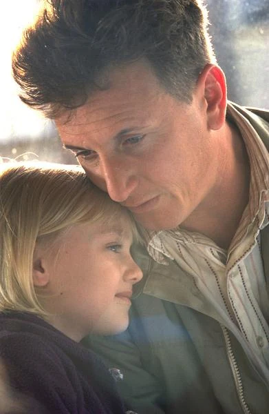 Siedem lat miała Dakota Fanning, gdy w filmie "Sam" wcieliła się w córkę samego Seana Penna. Co ciekawe w tym samym obrazie zadebiutiowała jej siostra, Elle. Miała wówczas... 3 lata!