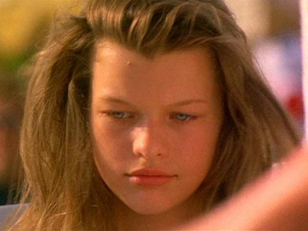 Milla Jovovich miała 13 lat, gdy zagrała w "Spotkaniu dwóch księżyców" Zalmana Kinga. Wciąż była niepełnoletnia, gdy wystąpiła też w filmach: "Powrót do błękitnej laguny", "Kuffs", "Chaplin" i "Uczniowska balanga".