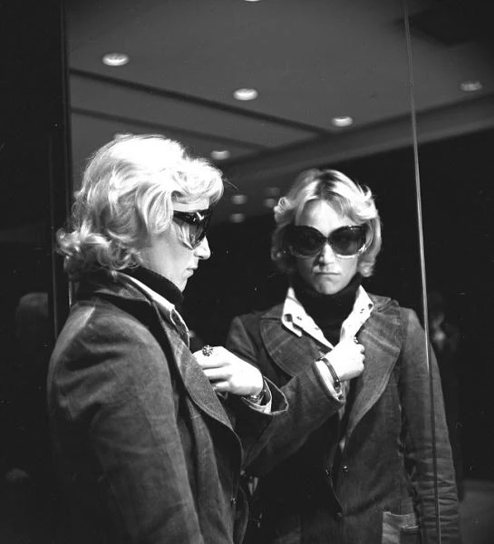 Filmowa nowela "Lekcja miłości" (1975) to szczegółowy, obywający się bez żadnego komentarza zapis jednego dnia - niedzieli - z życia 30-letniej kobiety, samotnej, ustabilizowanej w ładnie urządzonym mieszkaniu. Ten dzień to uporczywa, beznadziejna walka z samotnością i poczuciem, że nikomu nie jest potrzebna w życiu. Wielokrotnie udowodniła, że potrafi stworzyć postacie bogate wewnętrznie, skomplikowane, bardzo sugestywne" - pisała o aktorstwie Budzisz-Krzyżanowskiej Teresa Krzemień.