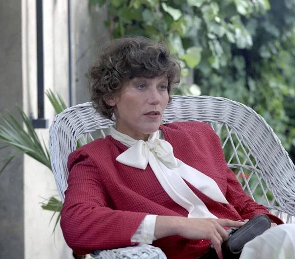 Bohaterem filmu "Nikt nie jest nic winien" (1986)  jest sławny, ale przeżywający kryzys twórczy pisarz Ryszard (Marek Walczewski). Artystyczna niemoc literata zbiega się z kłopotami osobistymi; Ryszard podejrzewa swoją żonę Różę (Teresa Budzisz-Krzyżanowska) o romans z młodym, obiecującym pisarzem Stachem (Krzysztof Tyniec).